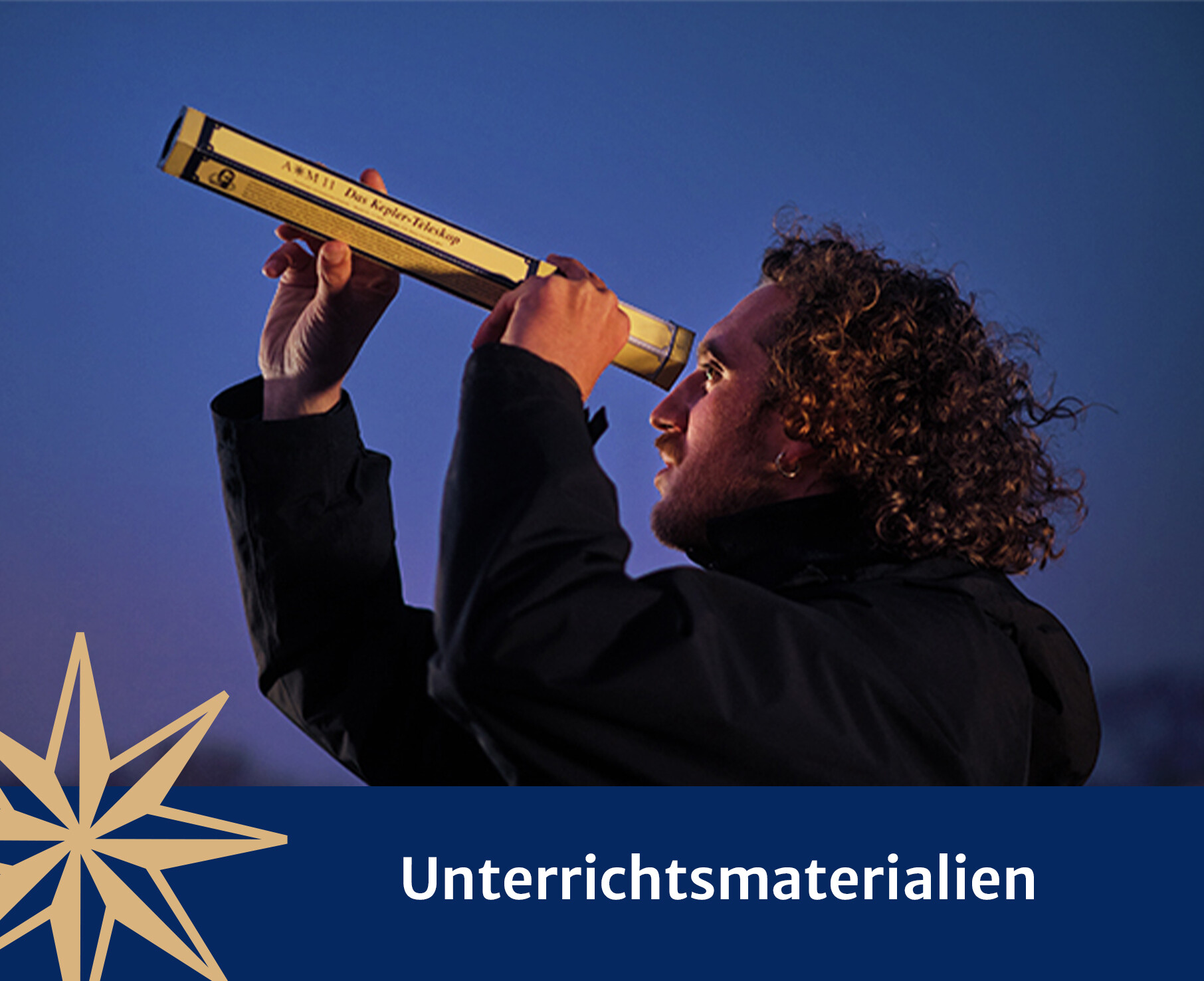 Schüler beobachtet den Sternenhimmel mit gelb/blauem Papp‑Teleskop – Unterrichtsmaterialien von AstroMedia